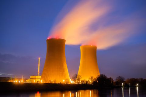 Rauch steigt aus dem Kernkraftwerk im Weserbergland bei Hameln