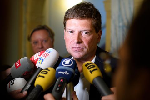 Der frühere Radprofi Jan Ullrich vor mehreren Mikrofonen im Herbst 2017