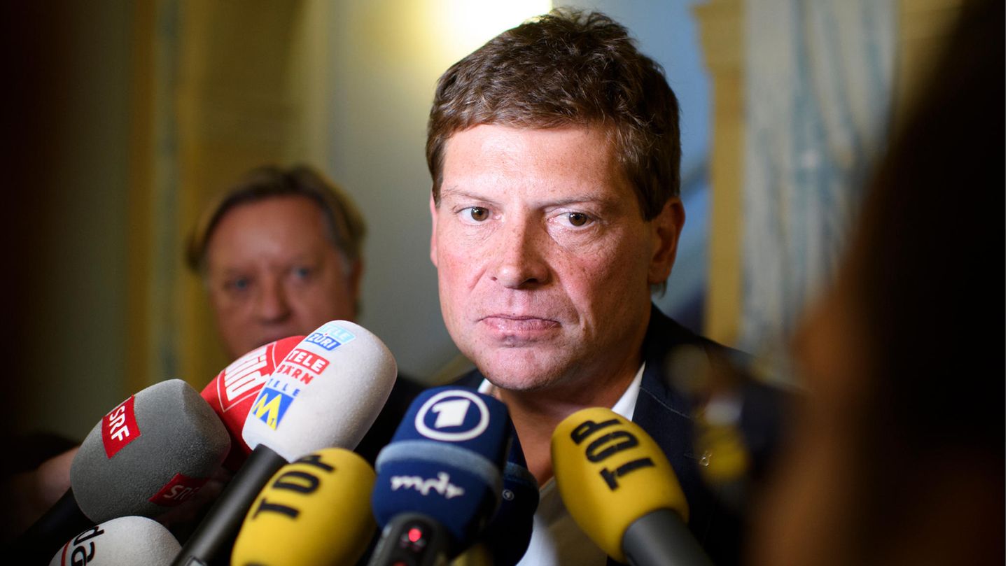 Der frühere Radprofi Jan Ullrich vor mehreren Mikrofonen im Herbst 2017