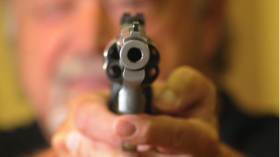 USA: Ein Mann hält einen Revolver in den Händen (Symbolbild)