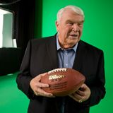 John Madden hält einen Football in der Hand