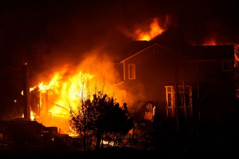 Gewaltige Flammen in einer Siedlung in Rock Creek Village in Colorado, USA