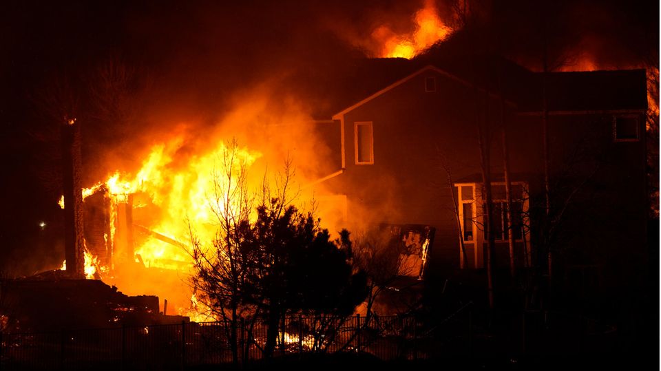 Gewaltige Flammen in einer Siedlung in Rock Creek Village in Colorado, USA