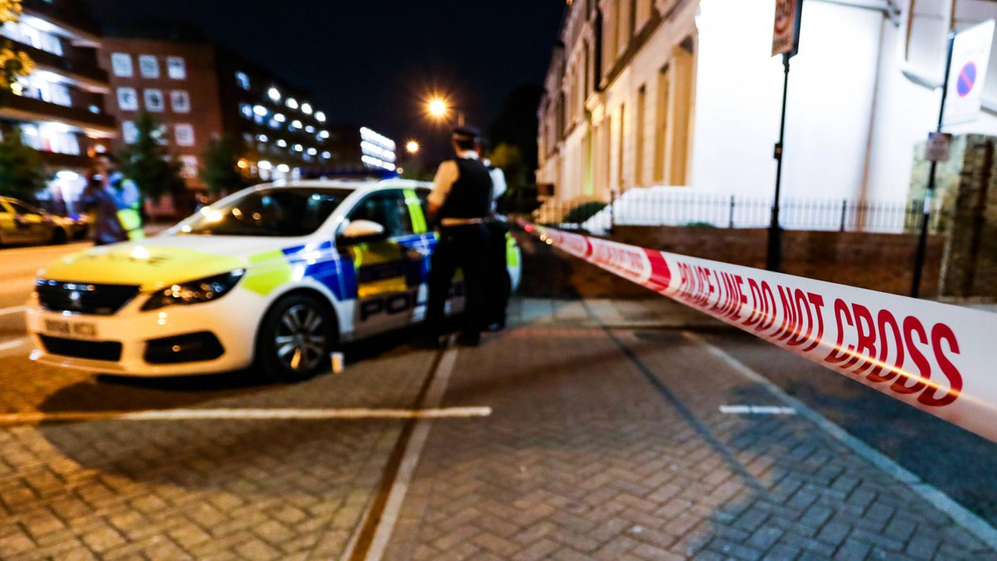 Die Polizei sichert im Süden von London eine Straße, nachdem hier ein junger Mann erstochen worden ist.
