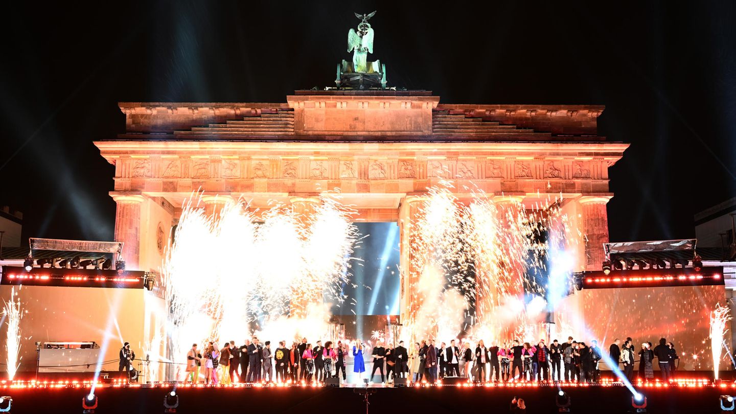Ein Feuerwerk ist während der Silvesterfeier vom ZDF am Brandenburger Tor auf der Bühne zu sehen