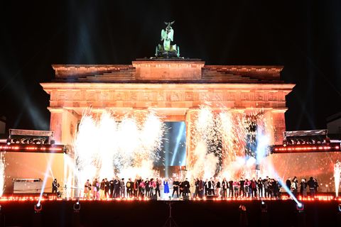Ein Feuerwerk ist während der Silvesterfeier vom ZDF am Brandenburger Tor auf der Bühne zu sehen