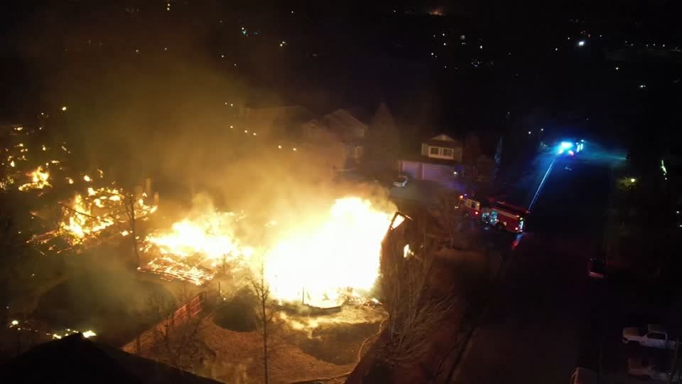 Video: Sie sind doch Familienmitglieder - Haustiere nach Feuer vermisst Video: Sie sind doch Familienmitglieder - Haustiere nach Feuer vermisst