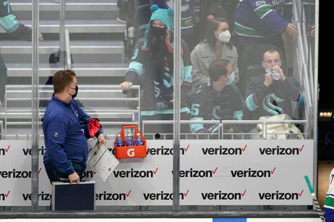 Brian Hamilton, Betreuer der Vancouver Canucks (links) und Eishockeyfan Nadia Popovici (mit Mütze) bei ihrem Wiedersehen am Neujahrstag