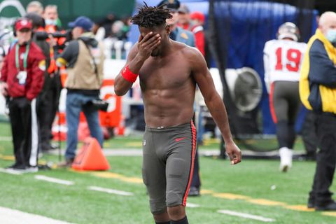 Antonio Brown verlässt während des NFL-Spiels zwischen Tamba Bay und den New York Jets das Feld.