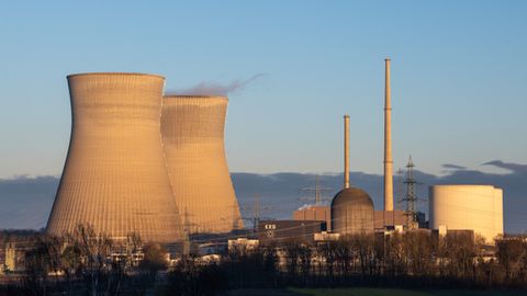 Neue EU-Pläne zur Atomkraft: Aus einem Kernkraftwerk steigt leichter Dampf auf.