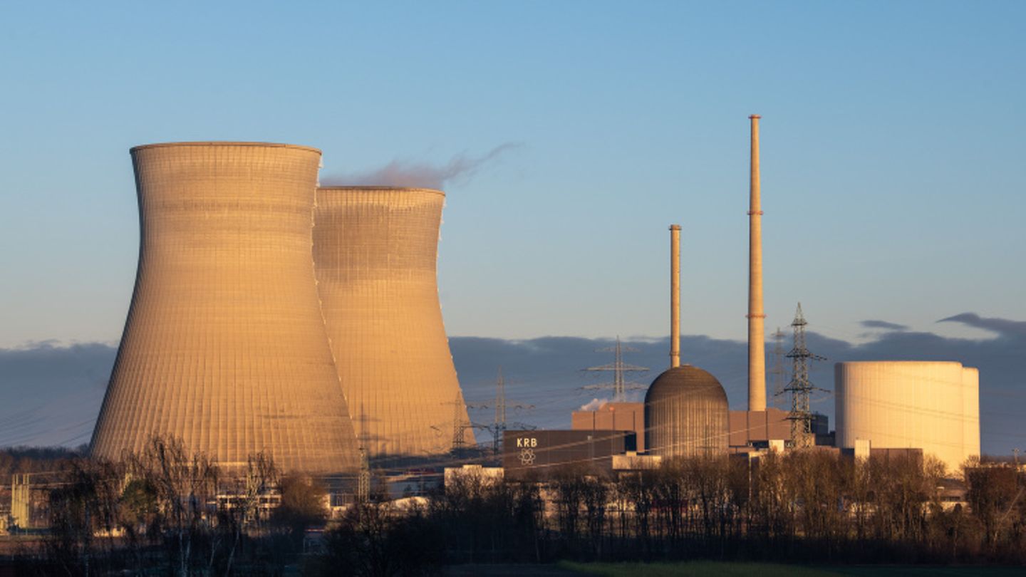 Neue EU-Pläne zur Atomkraft: Aus einem Kernkraftwerk steigt leichter Dampf auf.