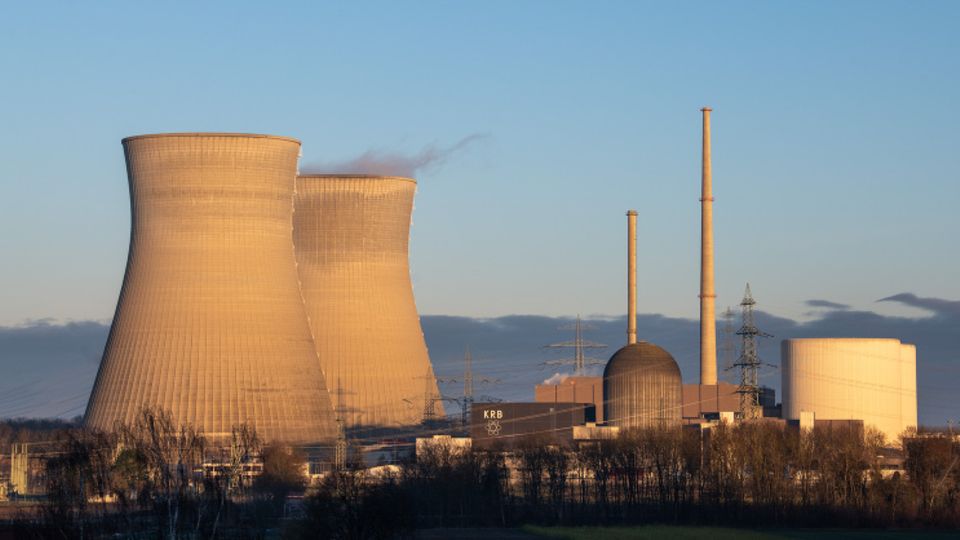 Neue EU-Pläne zur Atomkraft: Aus einem Kernkraftwerk steigt leichter Dampf auf.