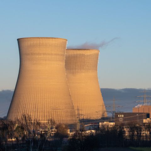 Neue EU-Pläne zur Atomkraft: Aus einem Kernkraftwerk steigt leichter Dampf auf.