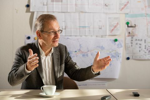 Andreas Geron gestikuliert mit seinen Händen