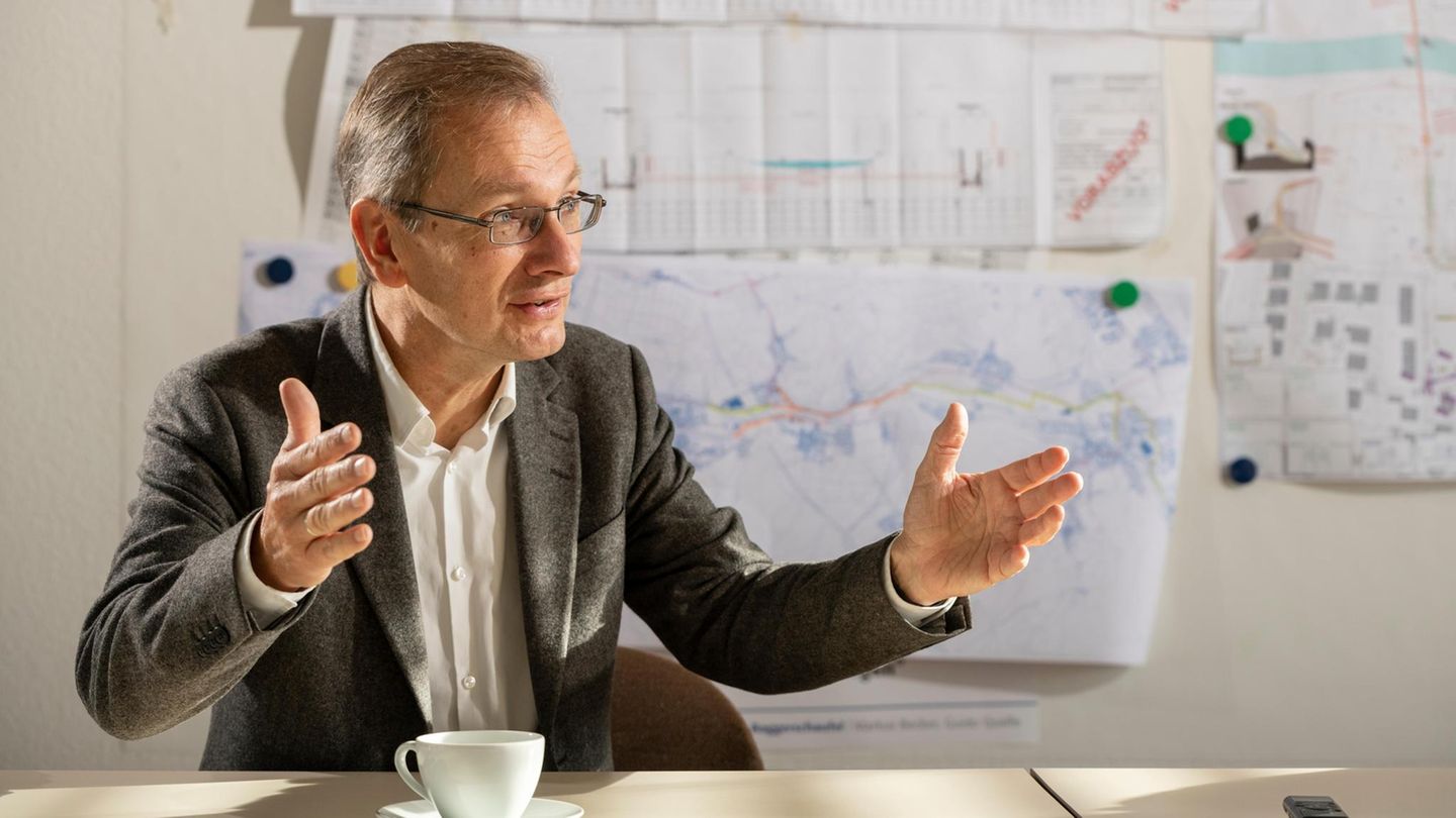 Andreas Geron gestikuliert mit seinen Händen