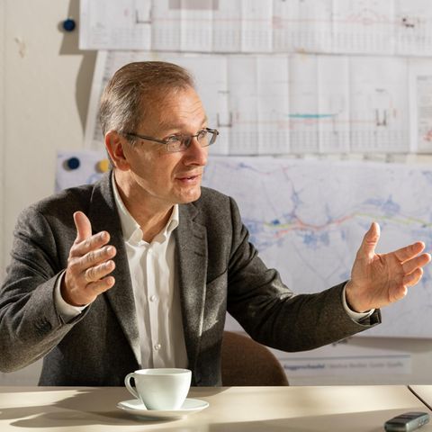 Andreas Geron gestikuliert mit seinen Händen