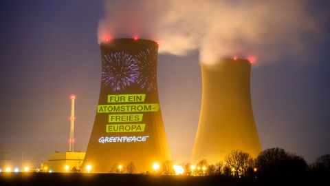 Greenpeace-Protest gegen Atomkraft erstrahlt auf dem Kernkraftwerk Grohnde.