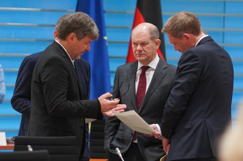 Bundeskanzler Olaf Scholz (M., SPD)