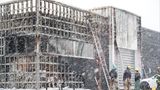 Superior, USA. Feuerwehrleute arbeiten daran, ein Feuer auf der Rückseite einer Tesla-Fabrik einzudämmen