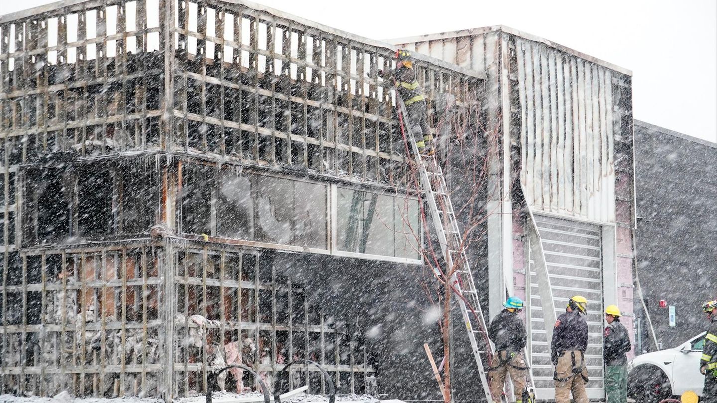 Superior, USA. Feuerwehrleute arbeiten daran, ein Feuer auf der Rückseite einer Tesla-Fabrik einzudämmen