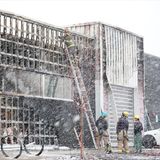 Superior, USA. Feuerwehrleute arbeiten daran, ein Feuer auf der Rückseite einer Tesla-Fabrik einzudämmen