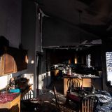 Sonnenlicht fällt in ein vom Feuer erfassten Haus