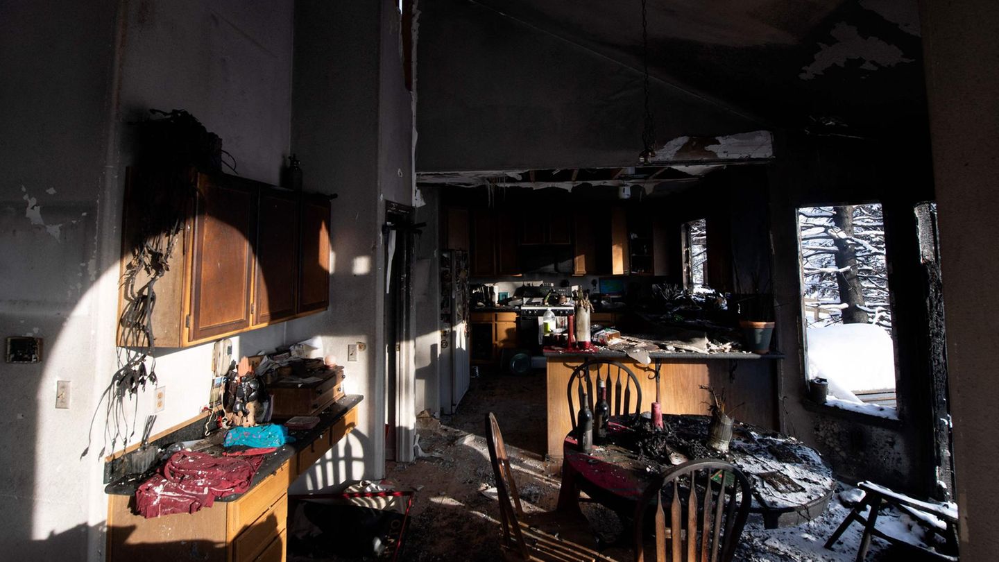 Sonnenlicht fällt in ein vom Feuer erfassten Haus
