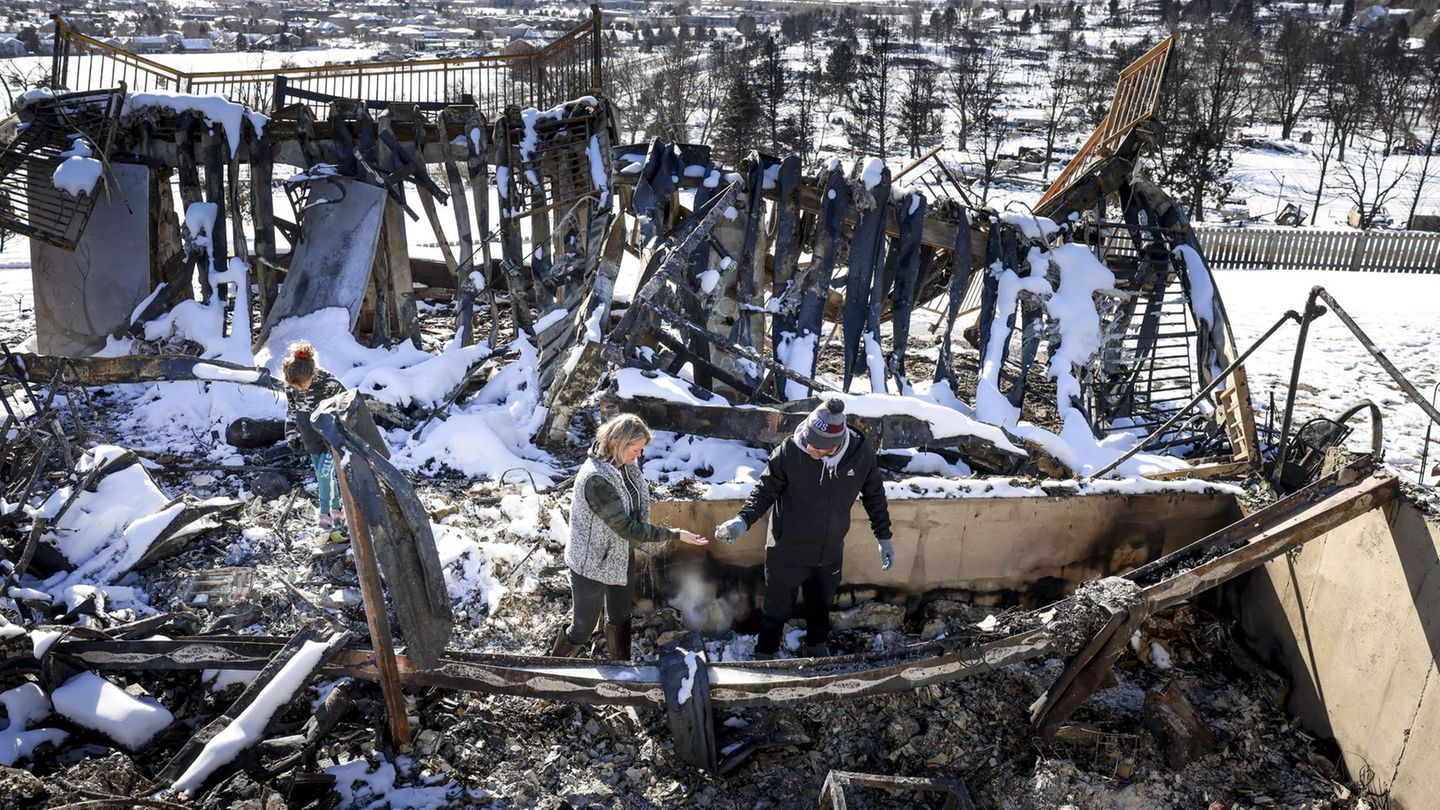 Louisville, USA. Schnee bedeckt die verbrannten Überreste von Häusern nach dem Wildfeuer.