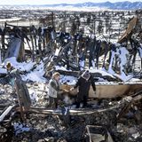 Louisville, USA. Schnee bedeckt die verbrannten Überreste von Häusern nach dem Wildfeuer.