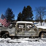 Louisville, USA. Ein verbrannter Lastwagen mit einer US-Flagge steht in einer zerstörten Nachbarschaft