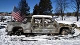 Louisville, USA. Ein verbrannter Lastwagen mit einer US-Flagge steht in einer zerstörten Nachbarschaft