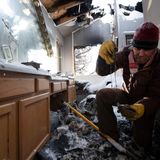 Boulder, Colorado. Anwohner Mike Jones rettet die Halskette seiner Lebensgefährtin aus den schneebedeckten Trümmern. 