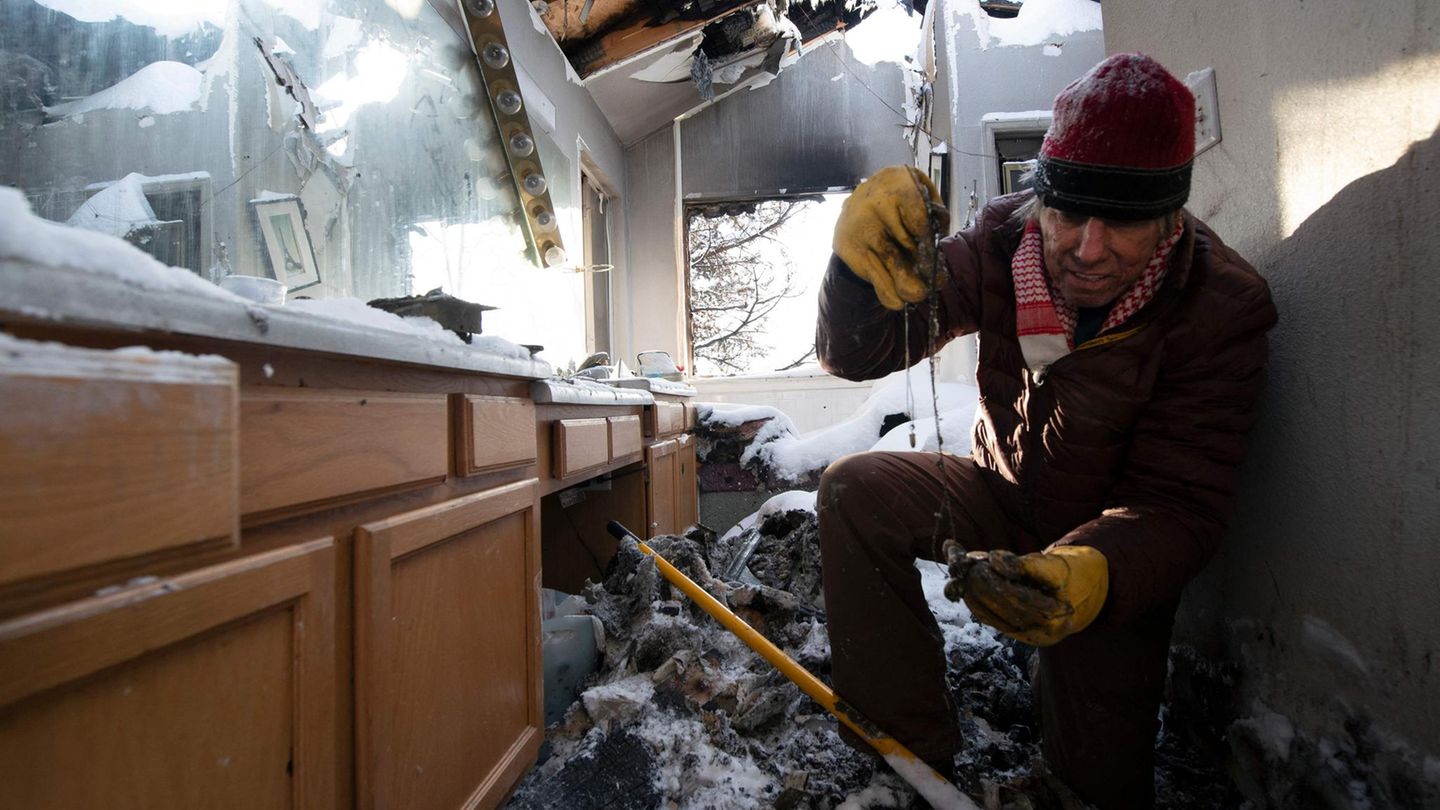 Boulder, Colorado. Anwohner Mike Jones rettet die Halskette seiner Lebensgefährtin aus den schneebedeckten Trümmern. 