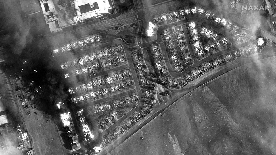 Ein Satellitenfoto zeigt brennende Häuser in Superior, USA