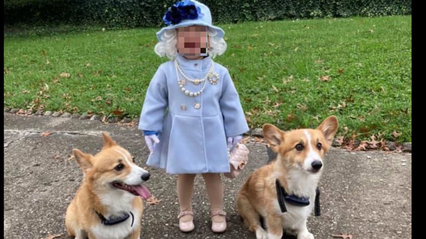 Mädchen als Queen verkleidet