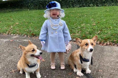 Mädchen als Queen verkleidet