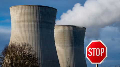 Aus dem Atomkraft-Werk Gundremmingen steigt Dampf auf.