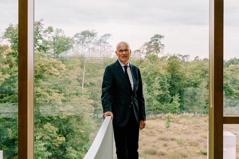 Götz Rehn, 71, auf dem Alnatura-Campus in Darmstadt. Die Frischluft kommt aus dem Wäldchen hinter ihm