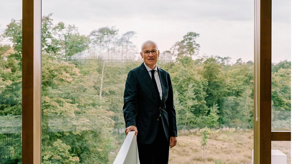 Götz Rehn, 71, auf dem Alnatura-Campus in Darmstadt. Die Frischluft kommt aus dem Wäldchen hinter ihm