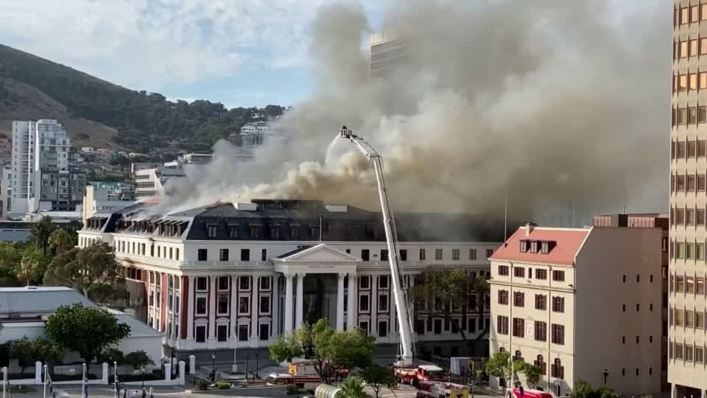 Video: South Africa: Fire in Parliament flares up again