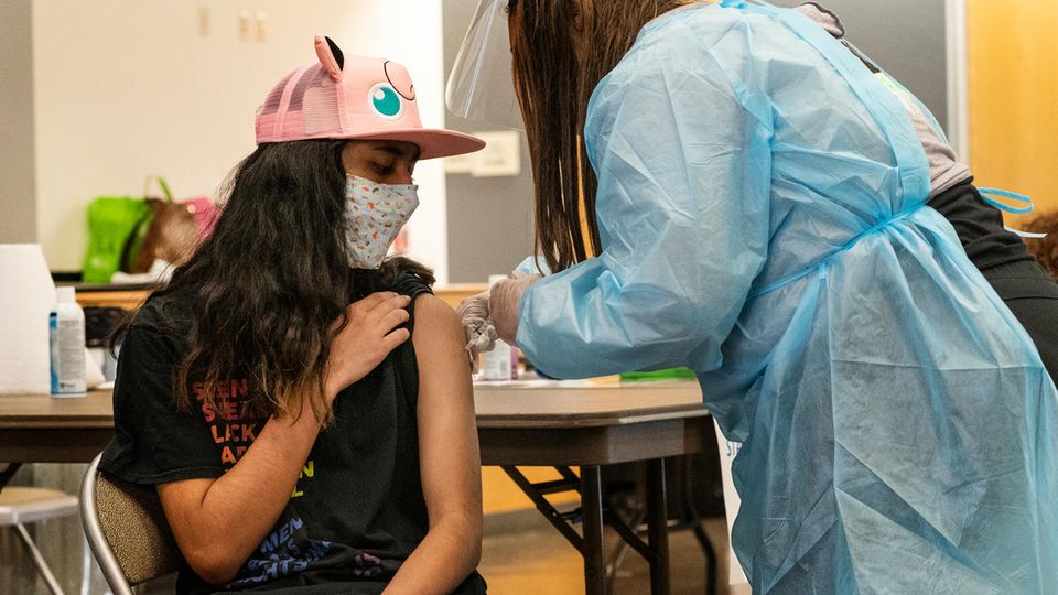 High-School-Neuling Jeff Eseroma, 14, wird in einer Corona-Impfklinik für Schüler ab 12 Jahren in San Pedro, Kalifornien, geimpft. Demnächst könnten hier die Schüler auch ein drittes Mal geimpft werden.