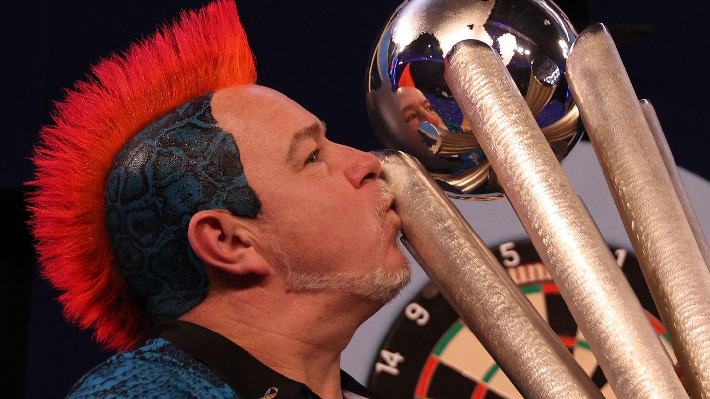 Peter Wright küsst seinen Sid Waddell-Pokal. Der schottische Dart-Spieler gewann die WM, nachdem er der Engländer Michael Smith im Finale am Alexandra Place in London geschlagen hatte.