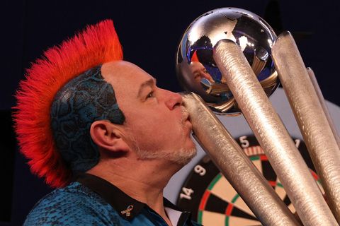 Peter Wright küsst seinen Sid Waddell-Pokal. Der schottische Dart-Spieler gewann die WM, nachdem er der Engländer Michael Smith im Finale am Alexandra Place in London geschlagen hatte.