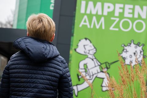 Ein 8-jähriger Junge steht am Impfzentrum im Erlebnis-Zoo Hannover