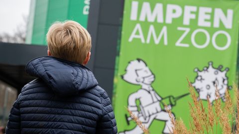 Ein 8-jähriger Junge steht am Impfzentrum im Erlebnis-Zoo Hannover