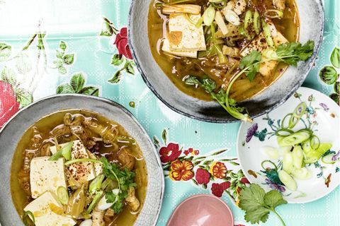 Ein Eintopf mit Tofu, Kimchi und Frühlunszwiebeln