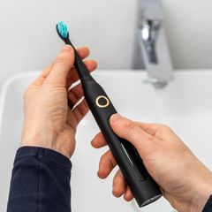 Elektrische Zahnbürsten von Philips gibt es bei Amazon gerade bis zu 46 Prozent günstiger zu kaufen.