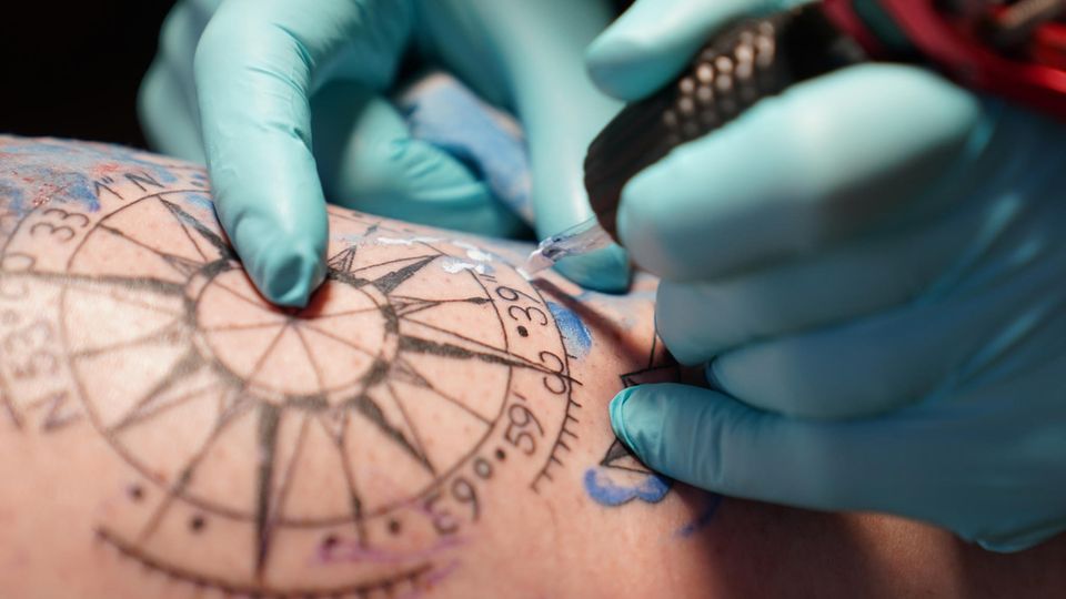 Eine Frau erhält eine Tätowierung. Viele Tattoo-Farben sind jedoch bald verboten (Symbolfoto)