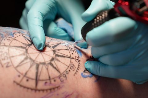 Eine Frau erhält eine Tätowierung. Viele Tattoo-Farben sind jedoch bald verboten (Symbolfoto)