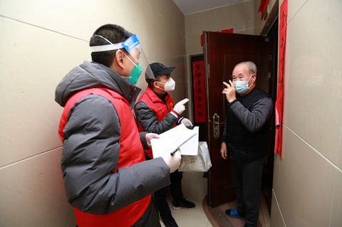 China, Xi'an. Freiwillige Helfer besuchen die Menschen im Lockdown